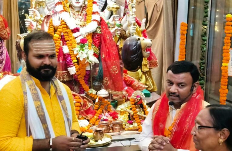 नवरात्रि के पावन अवसर पर मां दुर्गा में हुआ भव्य पूजन, पूर्व मेयर गौरव गोयल ने लिया मां का आशीर्वाद