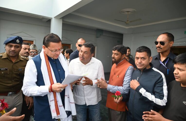 मुख्यमंत्री ने सुनीं जनसमस्याएं, अधिकारियों को दिए त्वरित समाधान के निर्देश