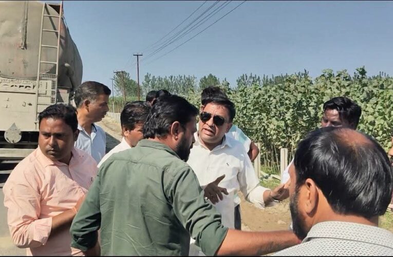 अंडरपास की कम ऊंचाई और सर्विस रोड न बनने से भड़के ग्रामीण, हाईवे निर्माण में लगे ट्रक-डंपर रोके