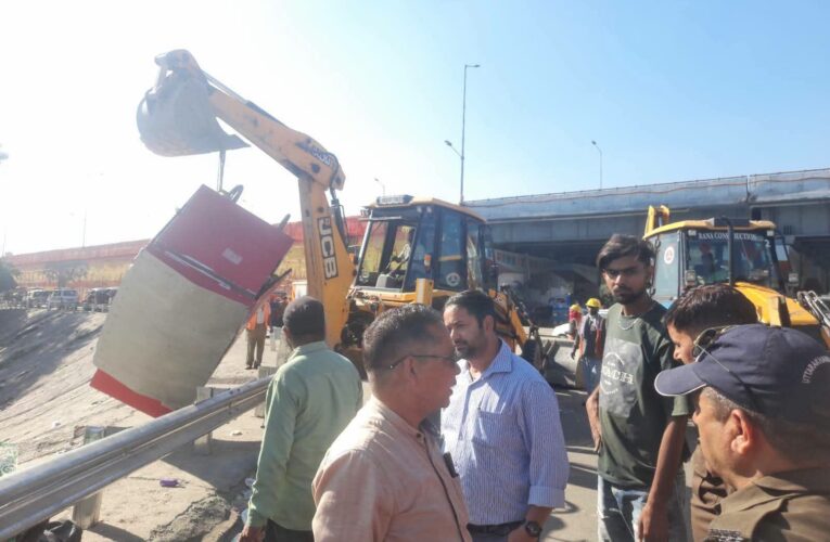 सिटी मजिस्ट्रेट हर गिरी के नेतृत्व में चलाया गया अतिक्रमण हटाओ अभियान, चंडी चौक एवं आसपास क्षेत्र में सड़क किनारे किए गए अवैध अतिक्रमण के विरुद्ध की गई कार्यवाही