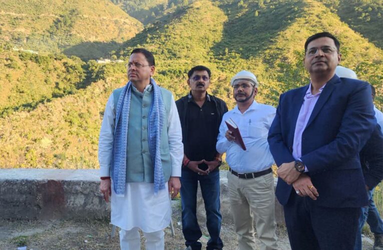 श्रीनगर से सड़क मार्ग से देहरादून लौटते हुए मुख्यमंत्री धामी ने किया राष्ट्रीय राजमार्ग का स्थलीय निरीक्षण, देवप्रयाग में सुलभ शौचालय का भी किया निरीक्षण, स्वच्छता एवं यात्री सुविधाओं का लिया जायजा