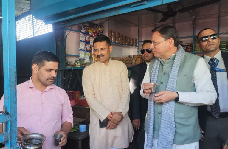सीएम धामी सड़क मार्ग से देहरादून जा रहे, सड़क मार्ग का कर रहे निरीक्षण, सीएम धामी ने श्रीनगर चुंगी पर स्थानीय दुकान में पी चाय, ‘लोकल फॉर वोकल’ का दिया संदेश